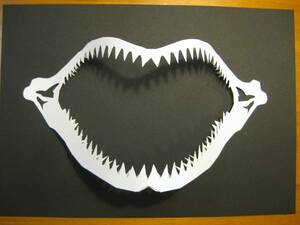 飛出す切り絵　サメの歯と顎骨　壁飾りにも