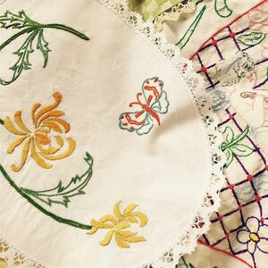 Франция антикварная ручная вышивка бабочка, цветы и сказочный столик Центр 33x26 см. Вышиваемая вышива