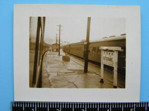 (J49)521 写真 古写真 電車 鉄道 鉄道写真 近鉄 駅名標 くつかけ 沓掛 昭和28年 近畿日本鉄道 はがれた跡が薄くなっています