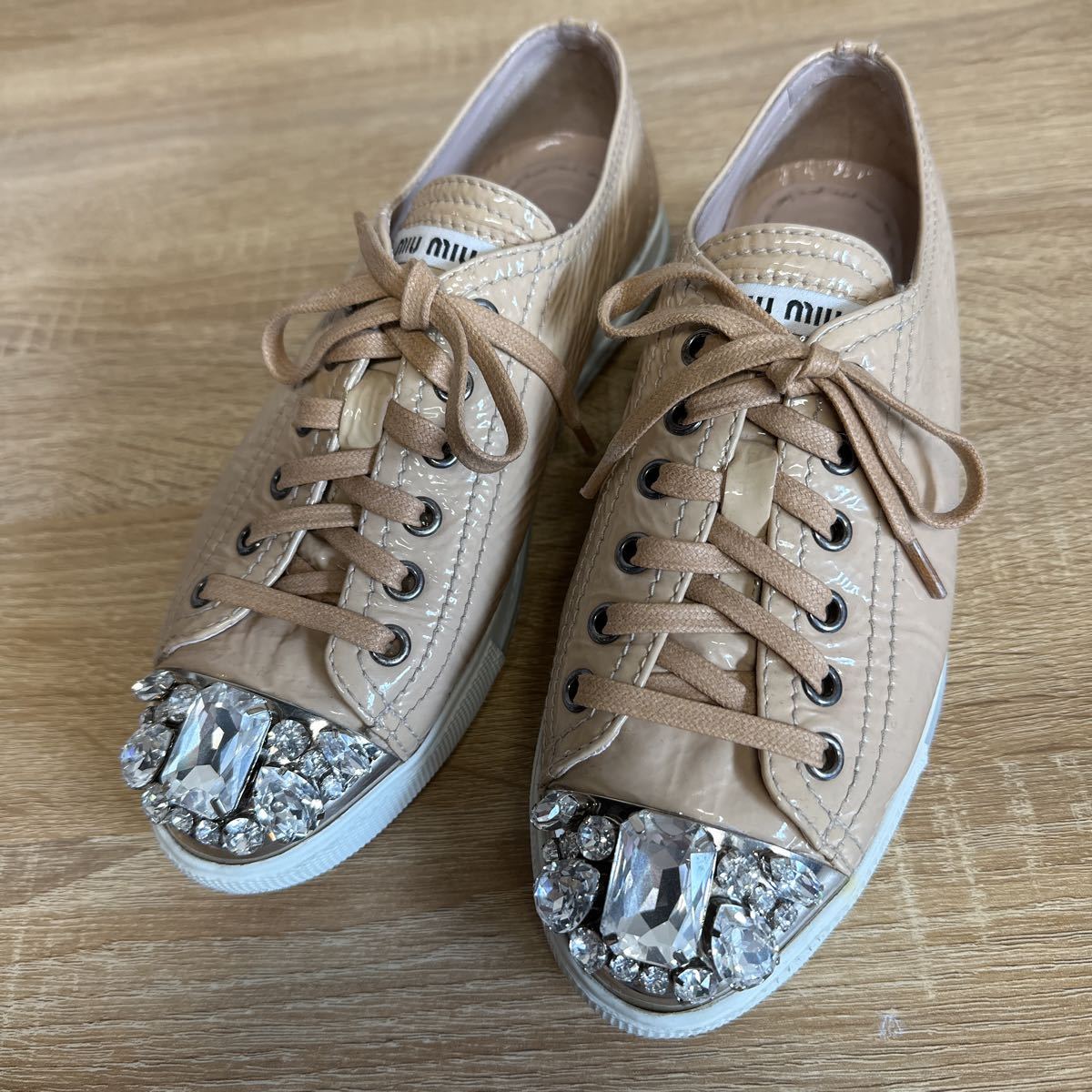 ヤフオク! -「miumiu ビジュー スニーカー」の落札相場・落札価格