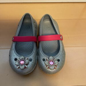 送料込み　クロックス crocs サンダル　C7/14cm 15cm 14.5cm キラキラシルバー×ピンク　お花ストラップ　スリッポン　フラット　送料無料