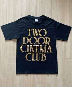 TWO DOOR CINEMA CLUBロゴTシャツ■XSサイズ GILDAN■2012年来日公演グッズ トゥー・ドア・シネマ・クラブ UKロック バンドT