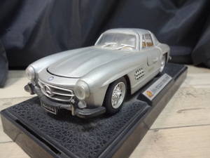 ミニカー　1/24　メルセデス ベンツ シルバー　300SL（1954） ※傷汚れあり