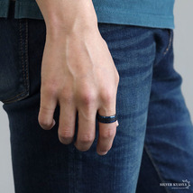 カーボンリング メンズ指輪 かっこいい ブラック ブルー シンプルリング ステンレス製 付けっぱなしOK (26号)_画像4
