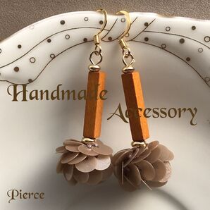 ハンドメイドピアス ロングウッドビーズとスパンコールボールのピアス