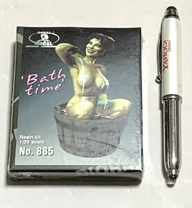 Φプラモデル RM885 WWII 入浴中の若いご婦人 RoyalModel