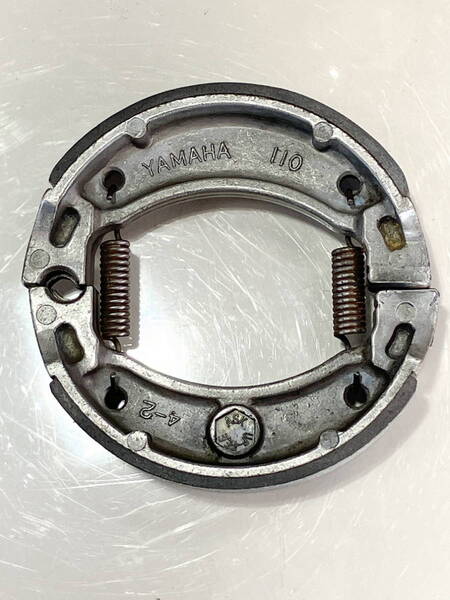 SG03J/純正 リア ブレーキ シュー★刻印 YAMAHA 110★マジェスティ250C★適合純正品番 4BX-W2536-00★★☆bzaif★MAJ0623-400★506