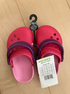 く crocs クロックスサンダル　キッズ