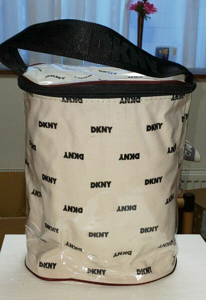 DKNYの バニティケースとkitsonのポーチ