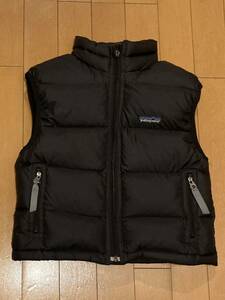 子供用　キッズ　 XSサイズ　5-6 patagonia DOWN VEST パタゴニア ダウンベスト 黒　ブラック 着丈43.身幅41.肩幅38 ㎝