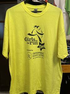 ★USA古着　英字プリント　ランニング　バックプリント　Tシャツ 黄色　yellow GILDAN 2XL 大きいサイズ