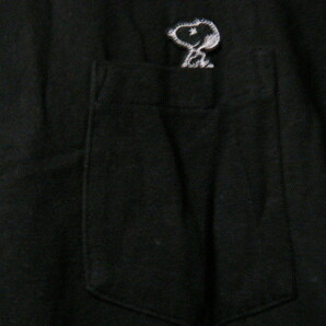 ユニクロ KAWS×PEANUTS 半袖Tシャツ サイズS R7601 未使用タグ付き 黒 左胸ポケットからスヌーピー 長期保存品の画像3