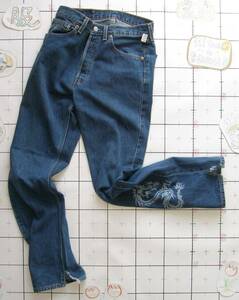 ♪服1737_P5♪ レディース？ ジーンズ Levi's リーバイス　501(裾に龍) 米国製 W=31インチ(実測で76cm位)　股下81ｃｍ位 Used ～iiitomo～