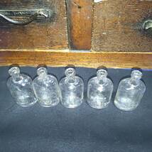 蔵出し品大正昭和初期戦前戦中ウランガラス薬瓶５本セット（未使用保管品）_画像1