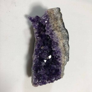 【天然石・原石】　『紫水晶』　アメジスト　［重量：２１５ g］　２月誕生石　恋愛成就　（KM25E282MA）