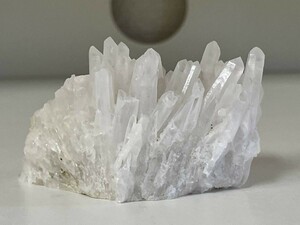 【天然石，原石】水晶　重量：180g　4月誕生石　浄化や邪気払い　KM25E452MA