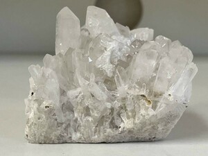 【天然石，原石】水晶　重量：267g　4月誕生石　浄化や邪気払い　KM25E564MA