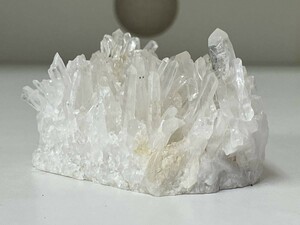【天然石，原石】水晶　重量：275g　4月誕生石　浄化や邪気払い　KM25E353MA