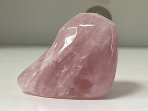 【天然石，磨き石】ローズクォーツ　重量：478ｇ　10月誕生石　愛の告白　真実の愛　KM25E239MA