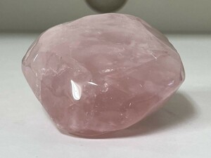 【天然石，磨き石】ローズクォーツ　重量：398g　10月誕生石　愛の告白　真実の愛　KM25E201MA