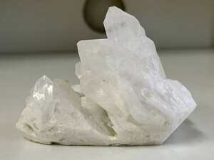 【天然石，原石】水晶　重量：263g　4月誕生石　浄化や邪気払い　KM25E616MA