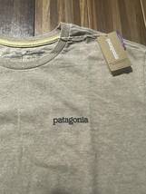 ■パタゴニア■新品M ベージュのバックプリントTシャツ_画像4