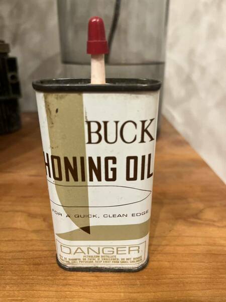 【送料無料】ビンテージ ハンディオイル缶 BUCK HONING OIL BUCK KNIVES アウトドアガレージ hotrod 1950's 1960’s アメリカンvintage