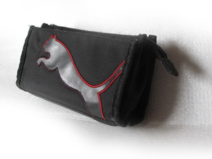 PUMA ペンケース 黒 ふでばこ 　プーマ　ビックロゴデザイン 赤の縁取り　半光沢　メッシュ素材　軽量