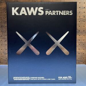 A066 メディコム・トイ OriginalFake(オリジナルフェイク) KAWS Partners Vinyl Figure Grey(カウズパートナーズビニールフィギュア)未開封