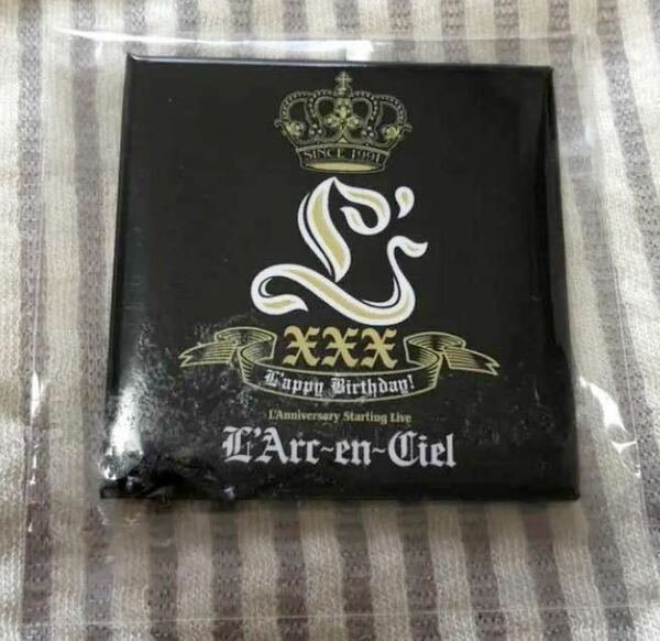 非売品 レア ■即決■ L'Arc～en～Ciel 缶バッジ L'APPY BIRTHDAY！ ロゴ ラルク HYDE バッヂ ジャケット L‘XXX ラピバ 30thL'Anniversary