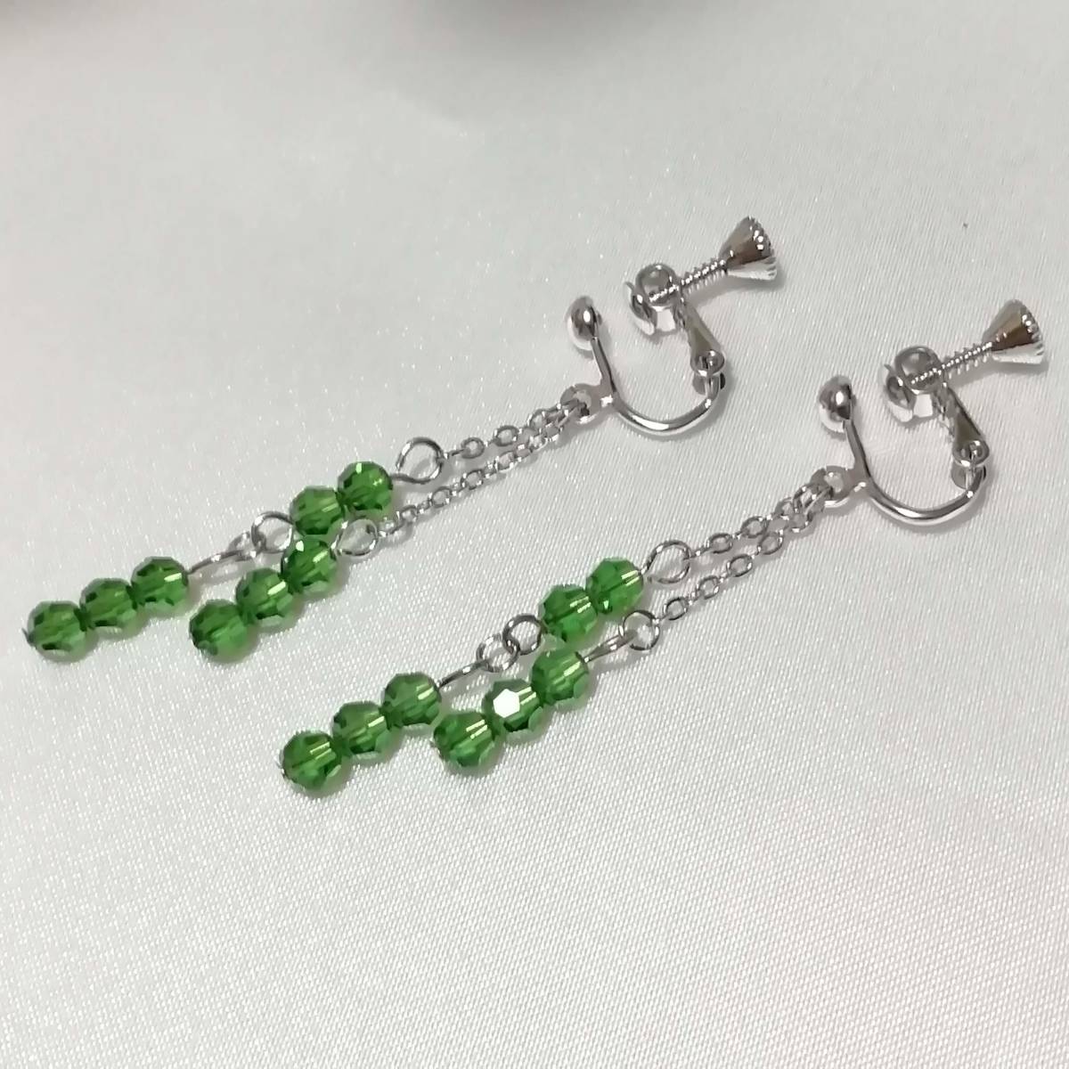 Boucles d'oreilles faites main avec diamant Swarovski taille vert ★ Swarovski/élégant/vert/argent/vert matcha/élégant, Accessoires pour femmes, Des boucles d'oreilles, perles, Verre