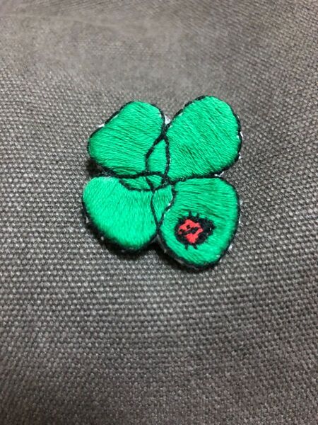 ハンドメイド 刺繍ブローチ クローバー