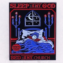 新品　「眠い。うちのベッドが一番落ち着くよ」的な　ピンブローチ　ピンバッジ　ピンズ Sleep Is My God Bed Is My Church_画像1