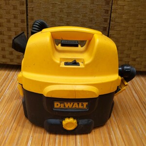 ◎【デウォルト ドライバキューム】ジャンク品 業務用 掃除機 DEWALT DC500N-XE DE9606 2.4Ah 充電池 18.0V パーツ取り 部品取り 93-5