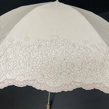 新品52090 NINA RICCI ニナリッチ＊ライトピンク　フラワー刺繍サマーシールドCｌ 1級遮光晴雨兼用折日傘雨傘 遮蔽遮光UV機能付き プチパラ_画像2