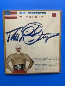 Wrestler Essuster Pro подписал бумагу All Japan Pro Wrestling