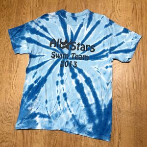 USA古着＊半袖Tシャツ トップス メンズ タイダイ柄 プリントTシャツ ALL STARS Swim Team 2013 ブルー アメカジ 海外輸入品