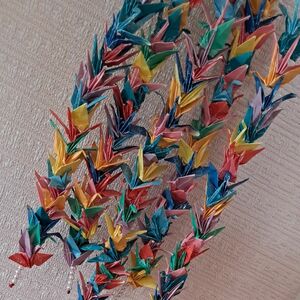 折り鶴　可愛いミニサイズ　赤い糸　パール付き