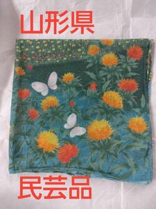 山形県を象徴する紅花が描かれたハンカチーフ　40㎝×40㎝正方形　山形県のお土産屋で購入　