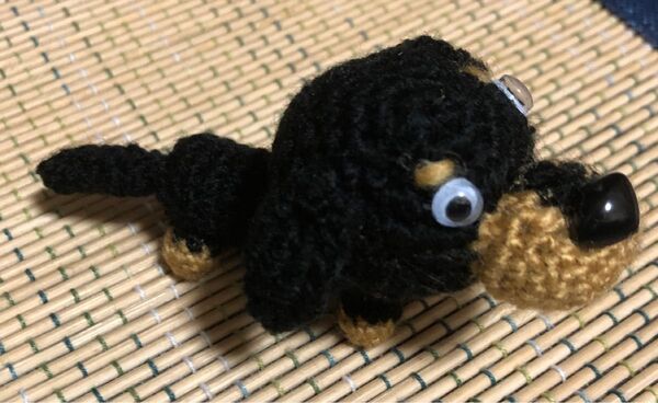 91★ハンドメイド あみぐるみ ダックスのストラップ