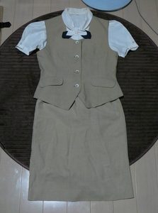 送料520円★中古品　OL制服3点セット　ベストスーツとブラウス　コスプレ衣装　会社制服　ユニフォーム