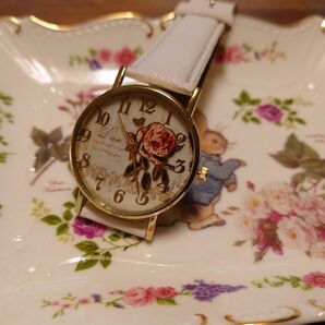 最終お値下げ【新品】薔薇柄・文字盤・レディース・ファッション腕時計・クオーツ・白ベルト・3針・アナログ