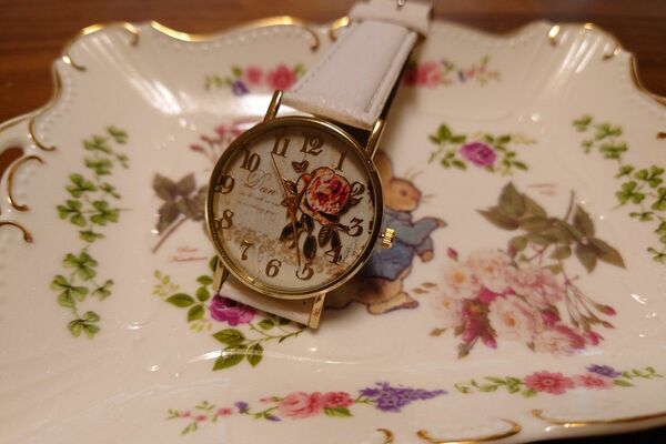 最終お値下げ【新品】薔薇柄・文字盤・レディース・ファッション腕時計・クオーツ・白ベルト・3針・アナログ