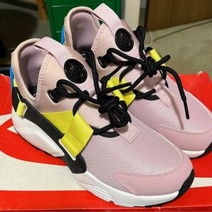 NIKE WMNS AIR HUARACHE CITY LOW ピンク