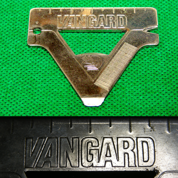 中古 マルチツール【ＶＡＮＧＡＲＤ】コンパクトな薄型　便利ツール 工具　傷有 匿名配送・送料無料