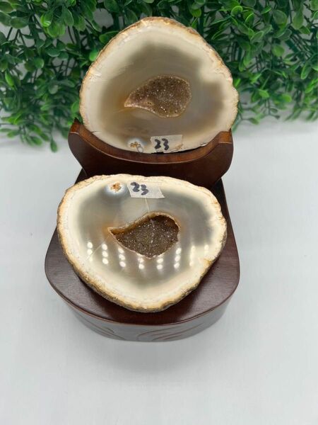 23 ブラジル産　トレジャーメノウ 台付き 瑪瑙 聚宝盆瑪瑙 置き物 天然石