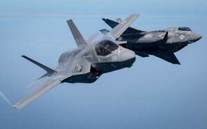 ステルス戦闘機 F-35A ライトニングⅡ ドッグファイト 統合打撃戦闘機 壁紙ポスター 特大ワイド版921×576mm はがせるシール式 021W1