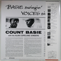 中古LP「BASE SWINGIN' VOICES SINGIN' / ベーシー・スウィンギング・ボイス・シンギング」COUNT BASIE / カウント・ベイシー_画像2