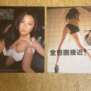 雑誌からの切り抜き 小池栄子3ページ/黒ビキニ水着ピンヒールの格好鏡で自身とキッスしたり壁に張り付いて警戒したポージング決める様子の画像2