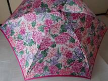 Christian Dior　クリスチャンディオール　レディース　雨傘　折りたたみ傘　三つ折り　ピンクがメインの花柄　携帯用　軽量　小型_画像3